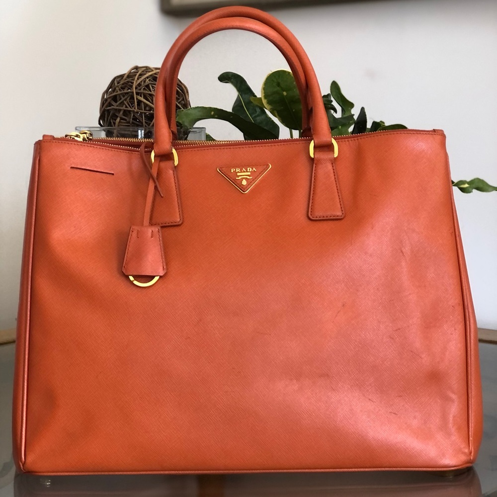 🤩🎁Elegant Auth. Prada Bag!🤩😍